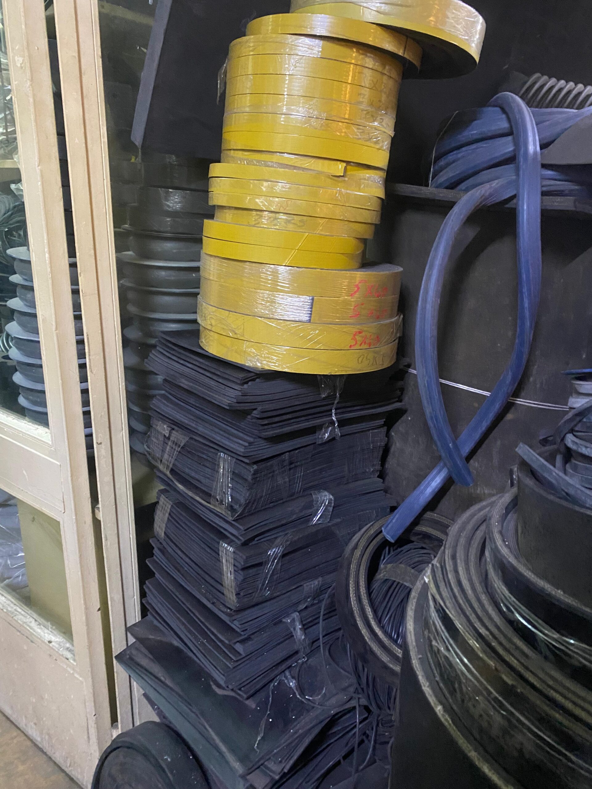 sanayi tipi kauçuk körükler ve yapışkanlı eva sünger bantlar (her ebat) sanayi tipi kauçuk körükler ve yapışkanlı eva sünger bantlar (her ebat)